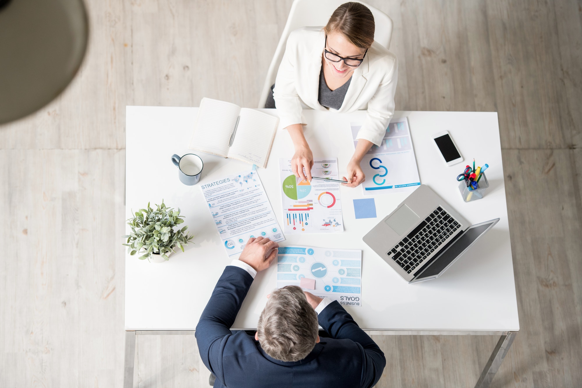 Representamos a un grupo industrial latinoamericano en un arbitraje CIADI por incumplimiento contractual con una empresa europea, logrando un laudo favorable en tiempo récord.